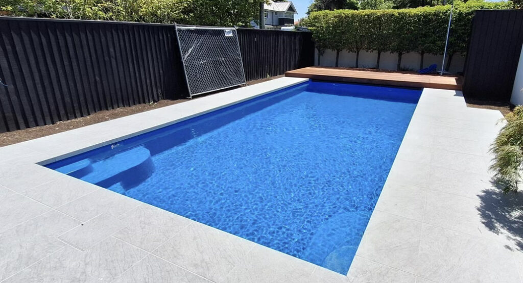 Dry pit pool cover storage